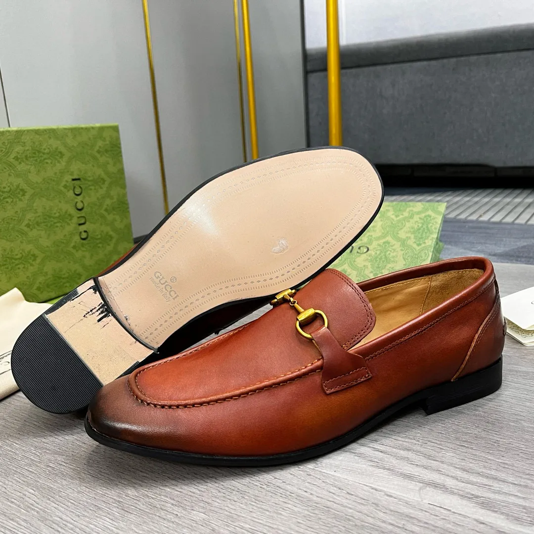 Ex-factory price: 480💰-(Gucci) men’s loafers! Genuine molded horsebit, a classic must-have for your shoe cabinet! The feet are particularly delicate! This Gucci original version is a set last, and we are consistent with the counter! Therefore, it is more comfortable in terms of last shape and comfort! Take it to the counter and compare at will! Good shoes are more than just what they make! But grasp the essence from the inside out! Material: Imported first-layer cowhide! Genuine leather outsole imported from Italy, size: 39-44 (38/45 customized, non-refundable)